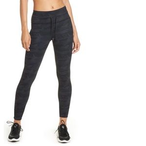 Vuori Daily Legging Black Camo